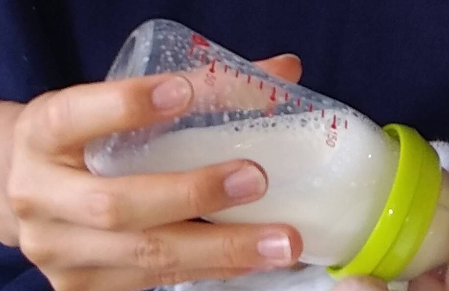 ミルクの入った哺乳瓶を持っている手です。 私ではなく、主人の妹さんにあげてもらっているときの写真画像です。