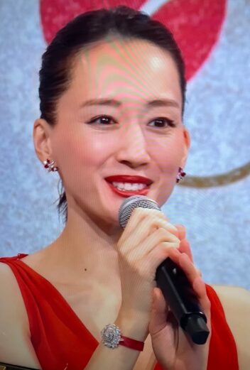 紅白2025の綾瀬はるかアクセサリーと時計画像